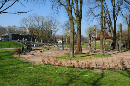 809604 Gezicht in de speeltuin van de Stadsboerderij Eilandsteede (Vreugdenhillaan 31) in het Park Transwijk te Utrecht.